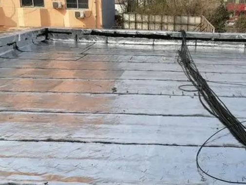 慈利卫生间漏水维修公司分享下慈利屋面楼顶防水刚性防水层施工要点。